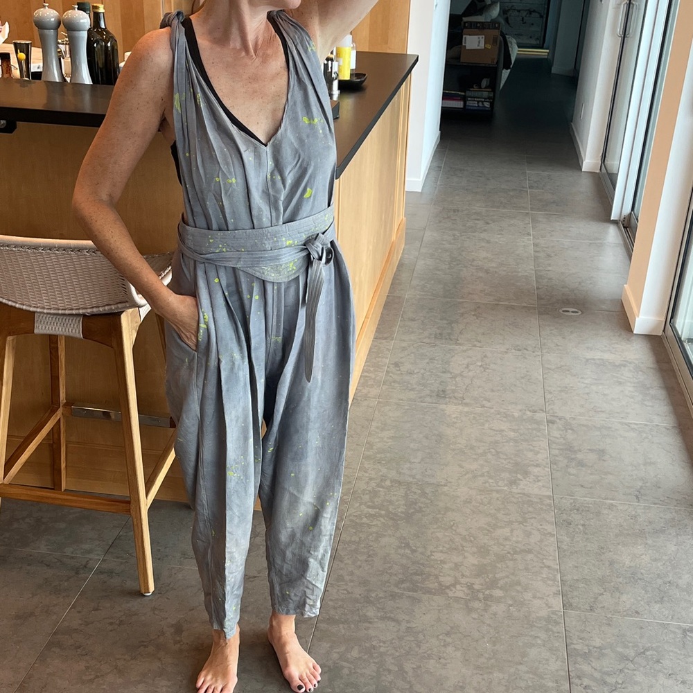 Electric Feathers Chic Gray Women's cotton/linen Jumpsuit with Belt. OS